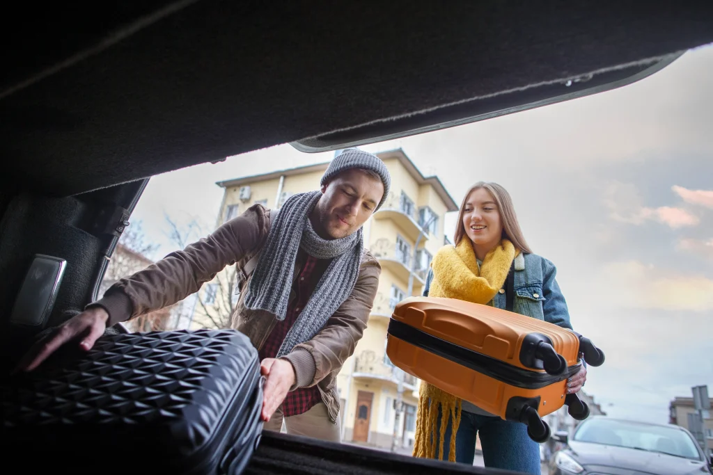 adultos jovenes que viajan en invierno