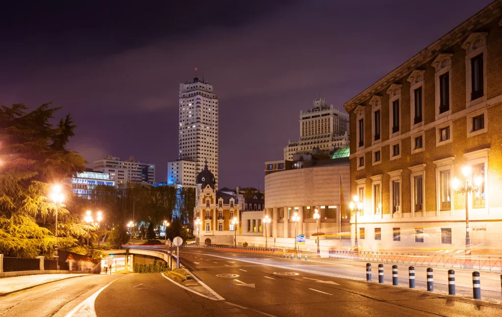 calle bailen y plaza de espana en la noche