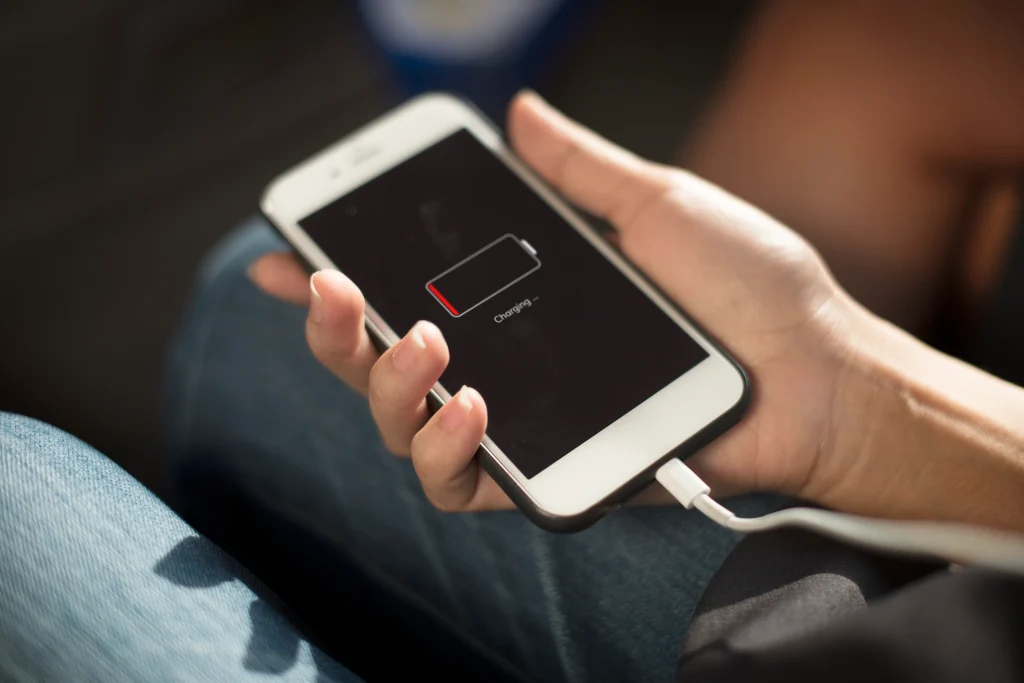 cerca de las manos cargando telefono movil