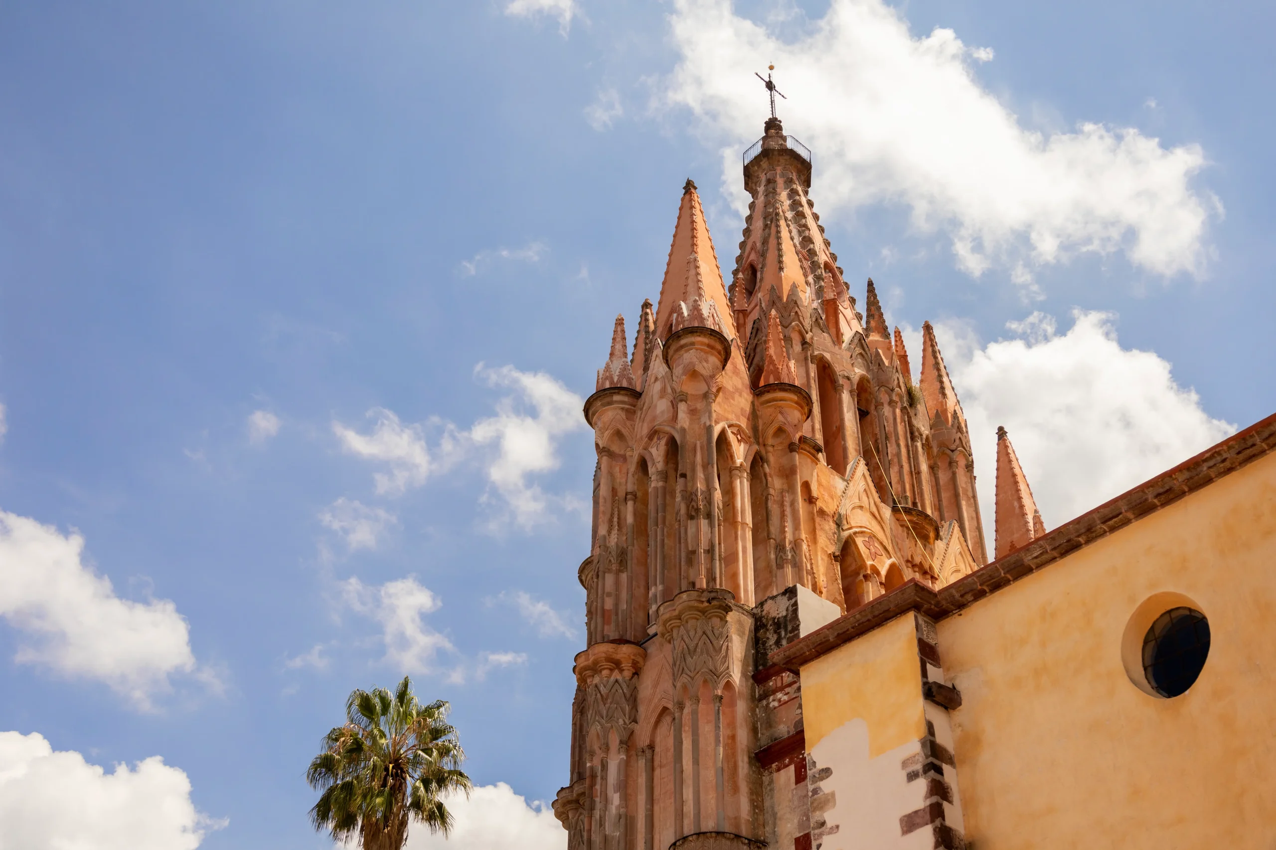 colorido paisaje y arquitectura urbana mexicana