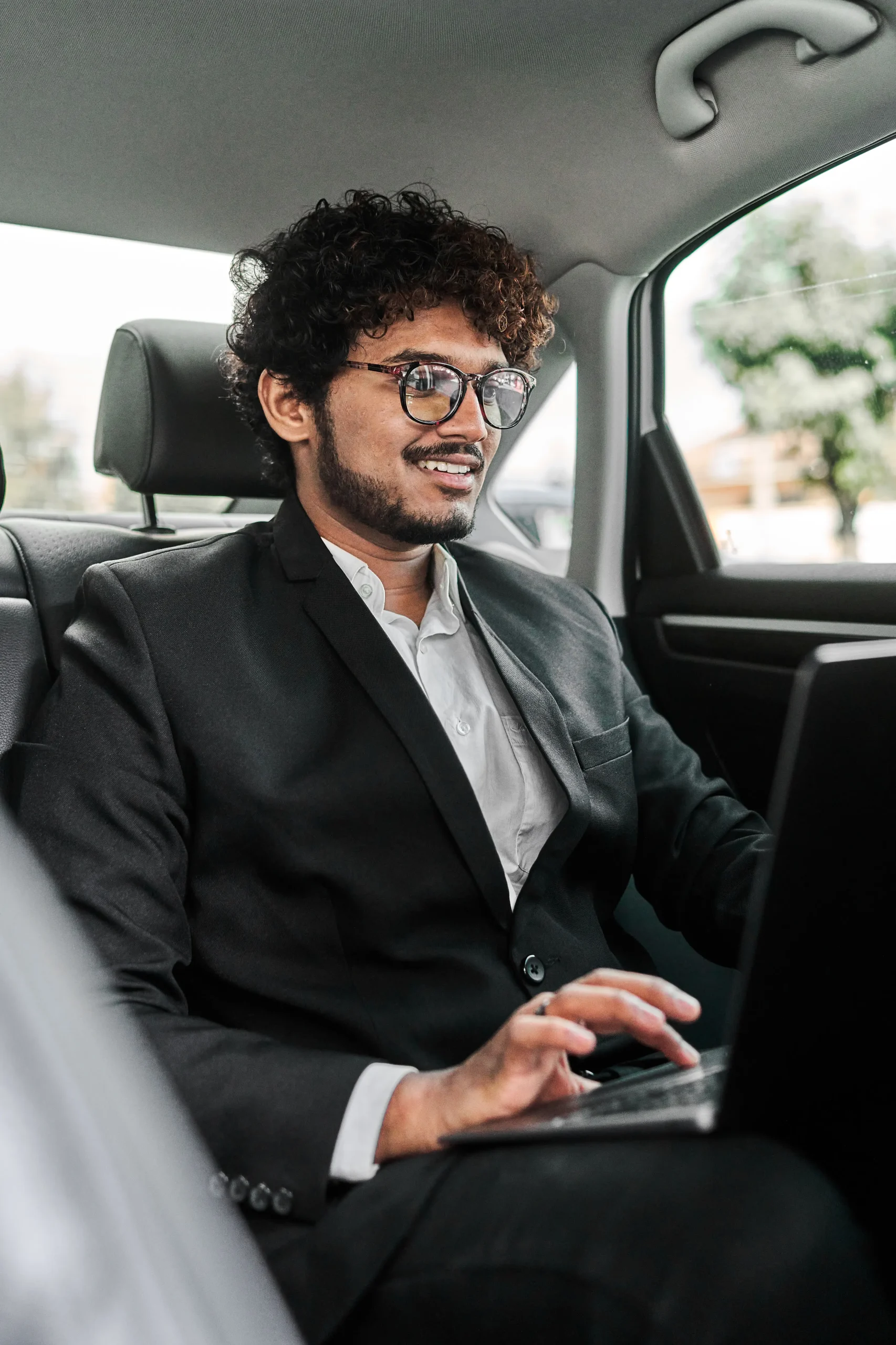 hombre de negocios indio en el asiento trasero
