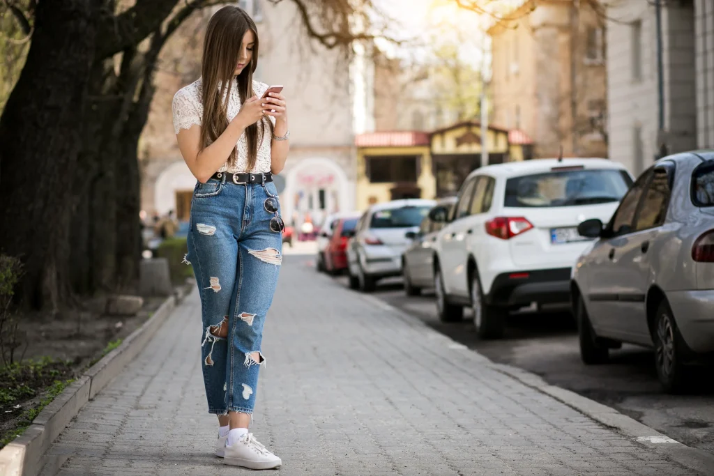 mujer asiatica mujer de negocios caminando