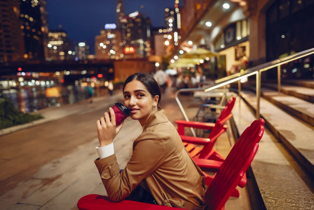 mujer tomando cafe por la noche