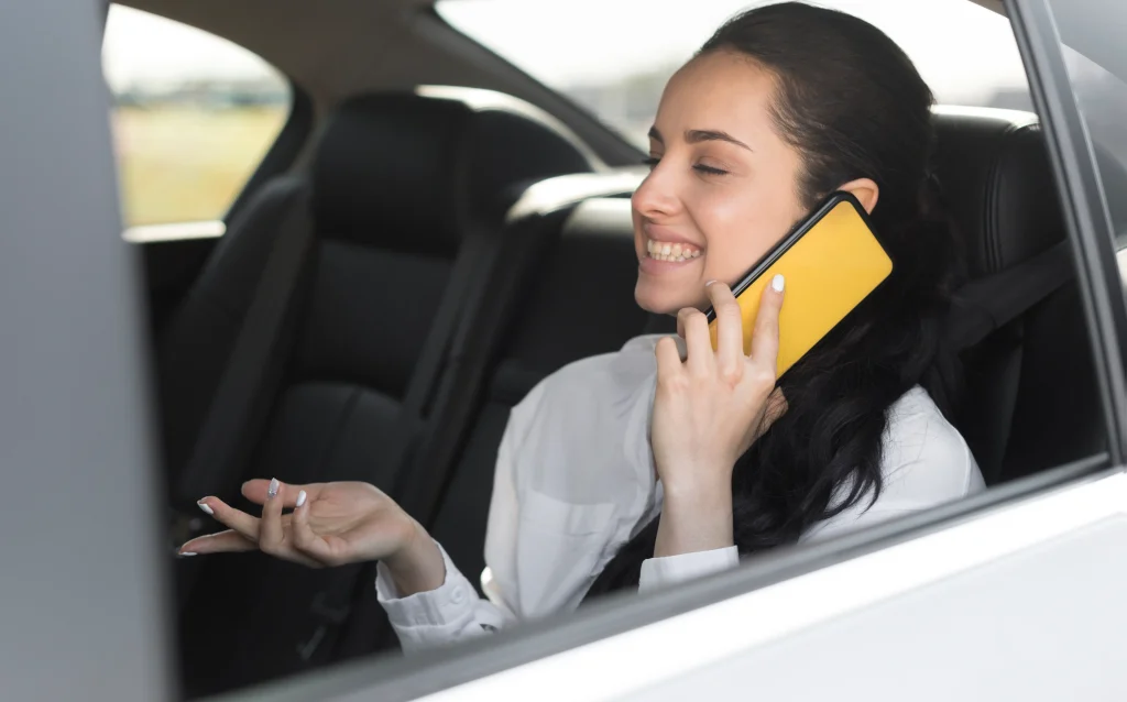 pasajero sentado en el auto y hablando por telefono