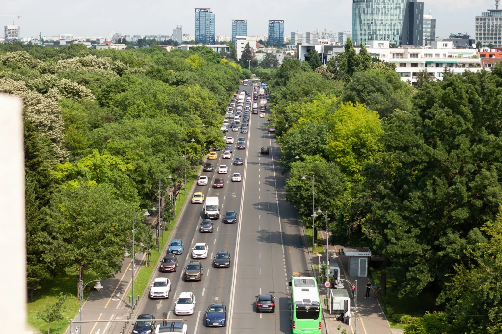 vista panoramica del bulevar con coches de la ciudad metropolitana durante los dias de verano