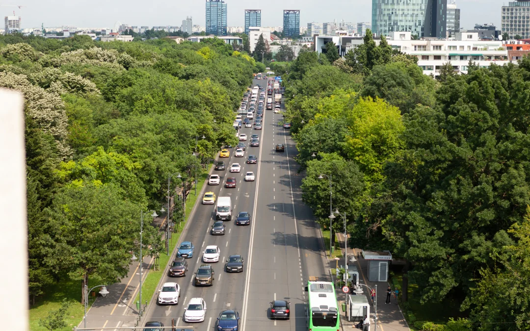 vista panoramica del bulevar con coches de la ciudad metropolitana durante los dias de verano