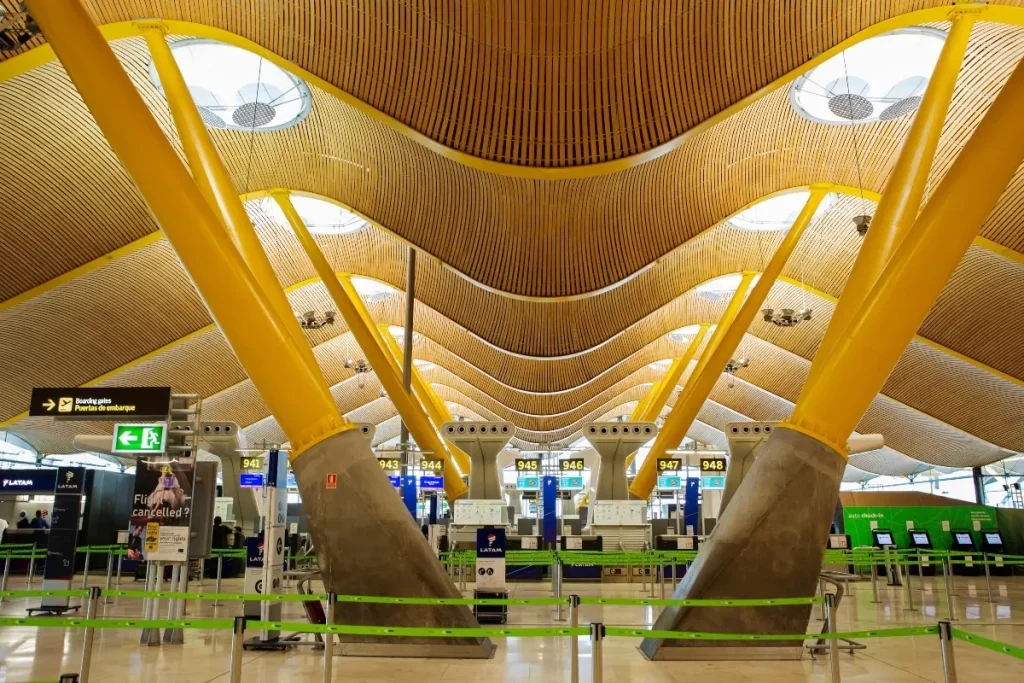 Vestíbulo de facturación de la T4 del aeropuerto de Madrid-Barajas bajo su cubierta ondulada de bambú