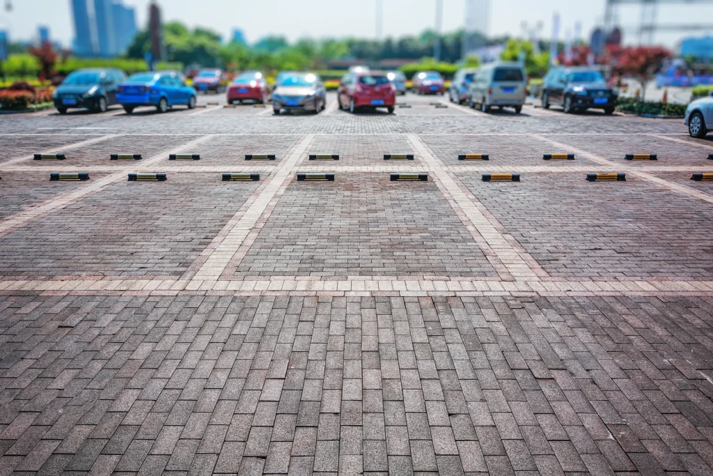 estacionamiento vacio estacionamiento al aire libre en el parque publico