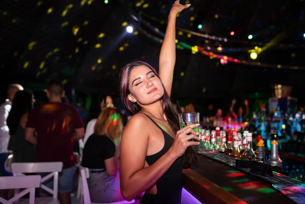gente de la vida nocturna divirtiendose en bares y discotecas