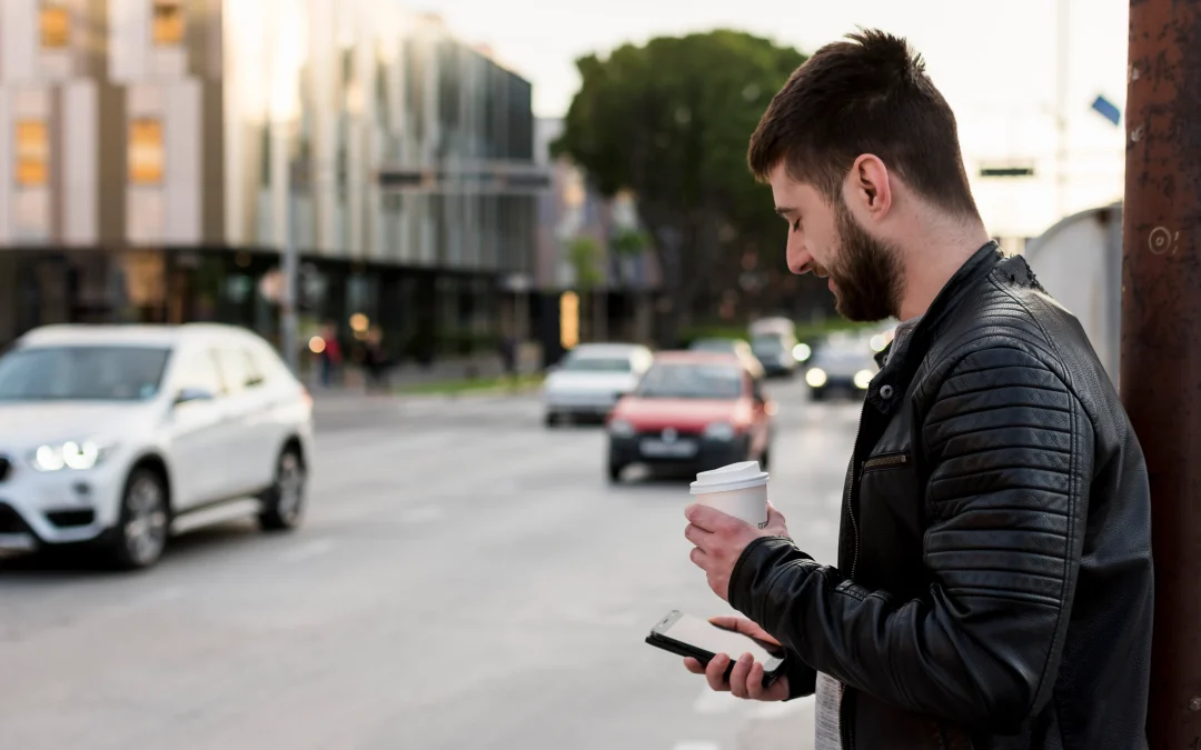 hombre adulto con cafe usando telefono movil