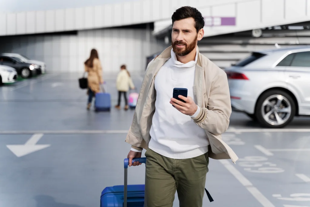 hombre de tiro medio sosteniendo telefono (1)