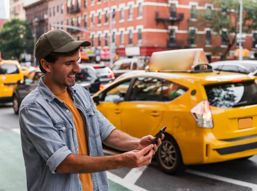 hombre sonriente en la ciudad con movil