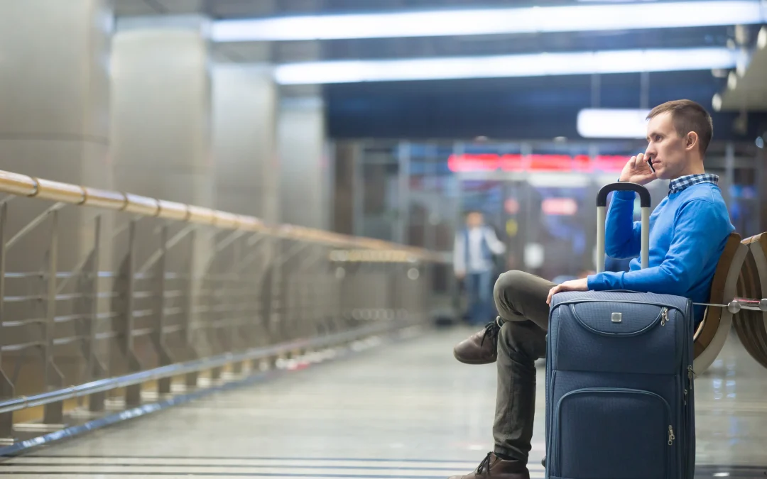 joven hombre llamar aeropuerto