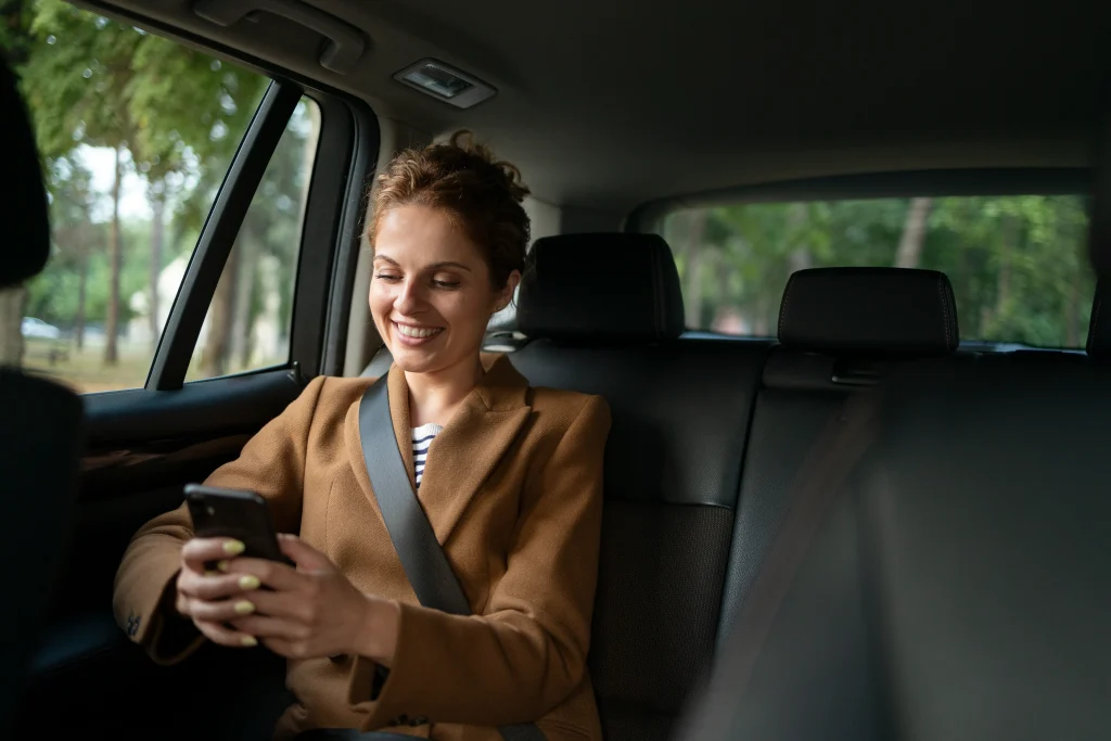 mujer viajando con su coche (1)