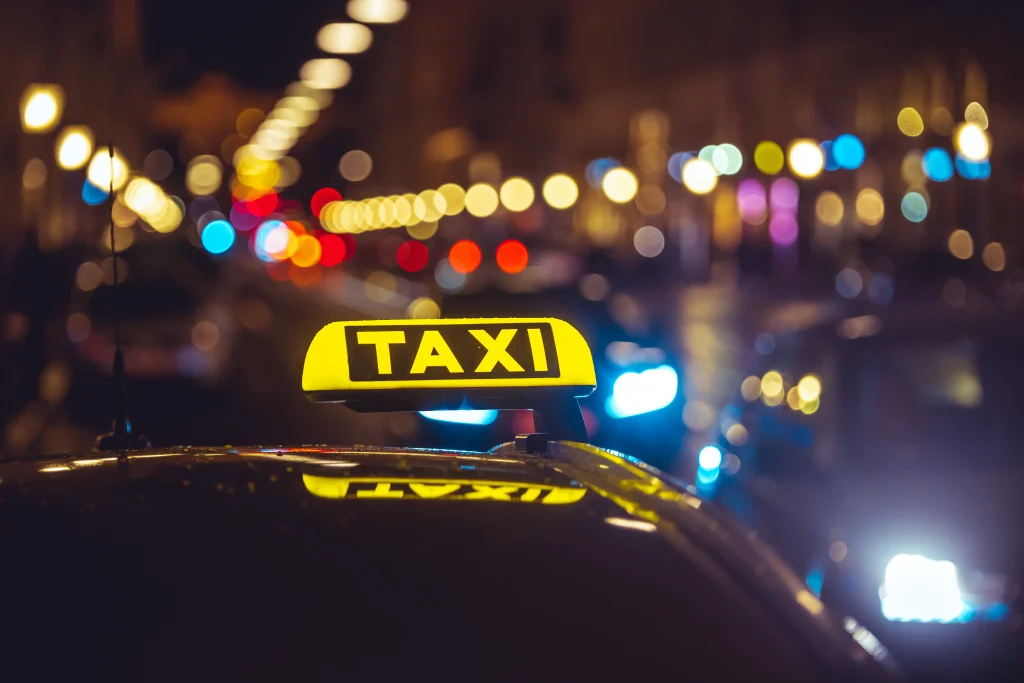 taxi coche sobre luces bokeh