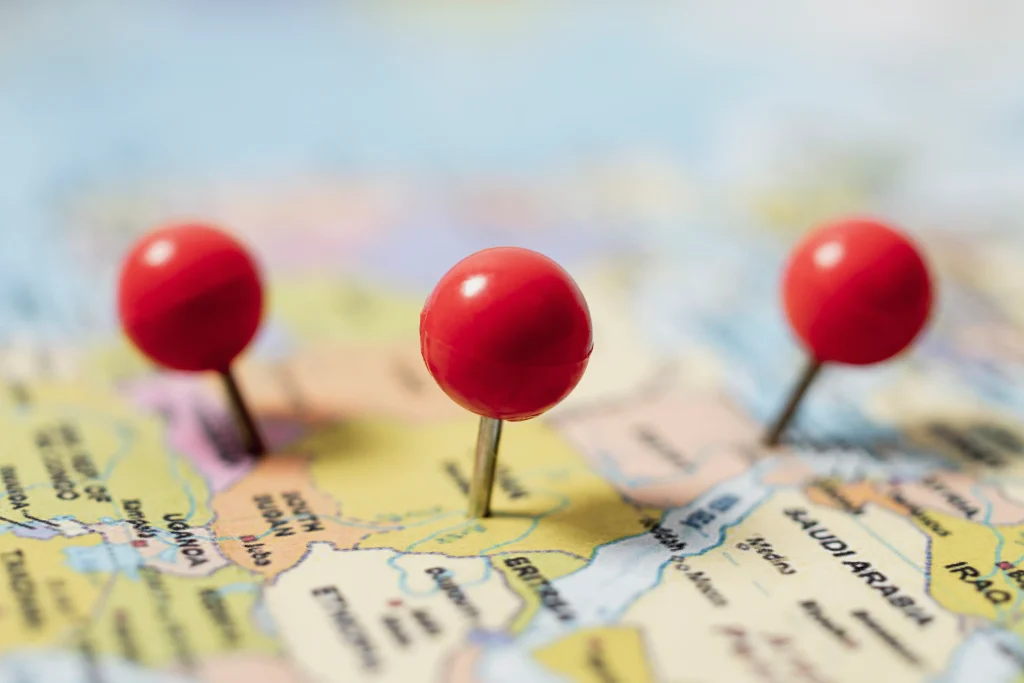 vista del mapa mundial de viajes con alfileres