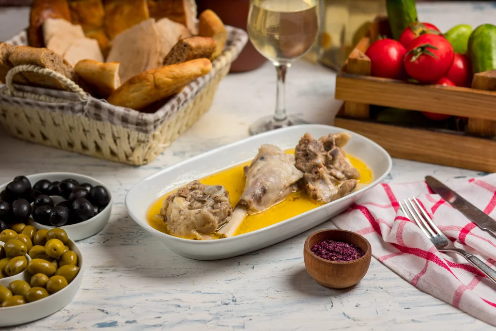 carne de res trozos de cordero salteados en salsa de caldo de mantequilla y servido con sumakh carne de res trozos de cordero salteados en salsa de caldo de mantequilla y servido con sumakh