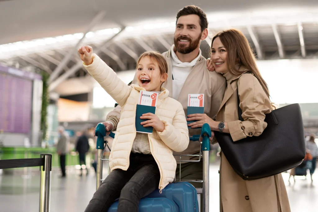familia feliz de tiro medio en el aeropuerto
