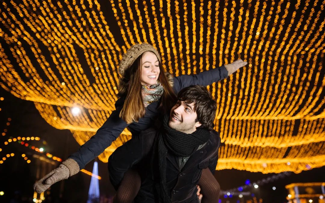 joven pareja enamorada al aire libre