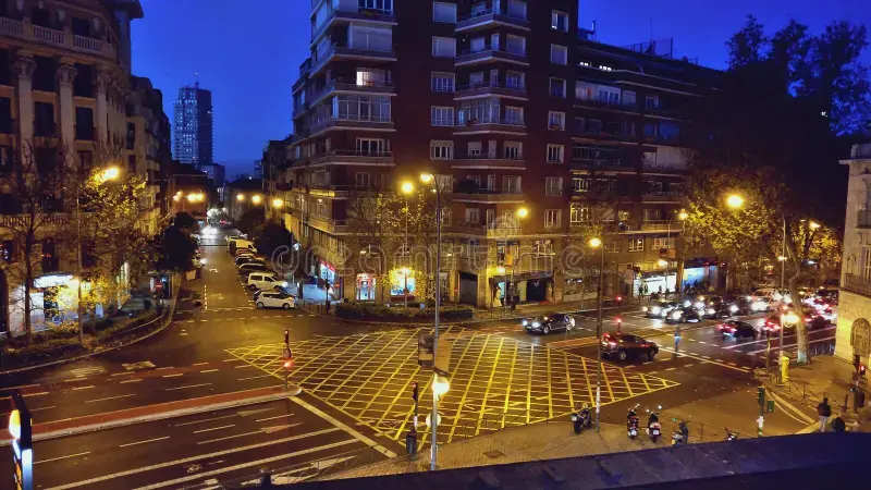 una opinión de la madrugada del centro ciudad en madrid españa 133930033 (1)