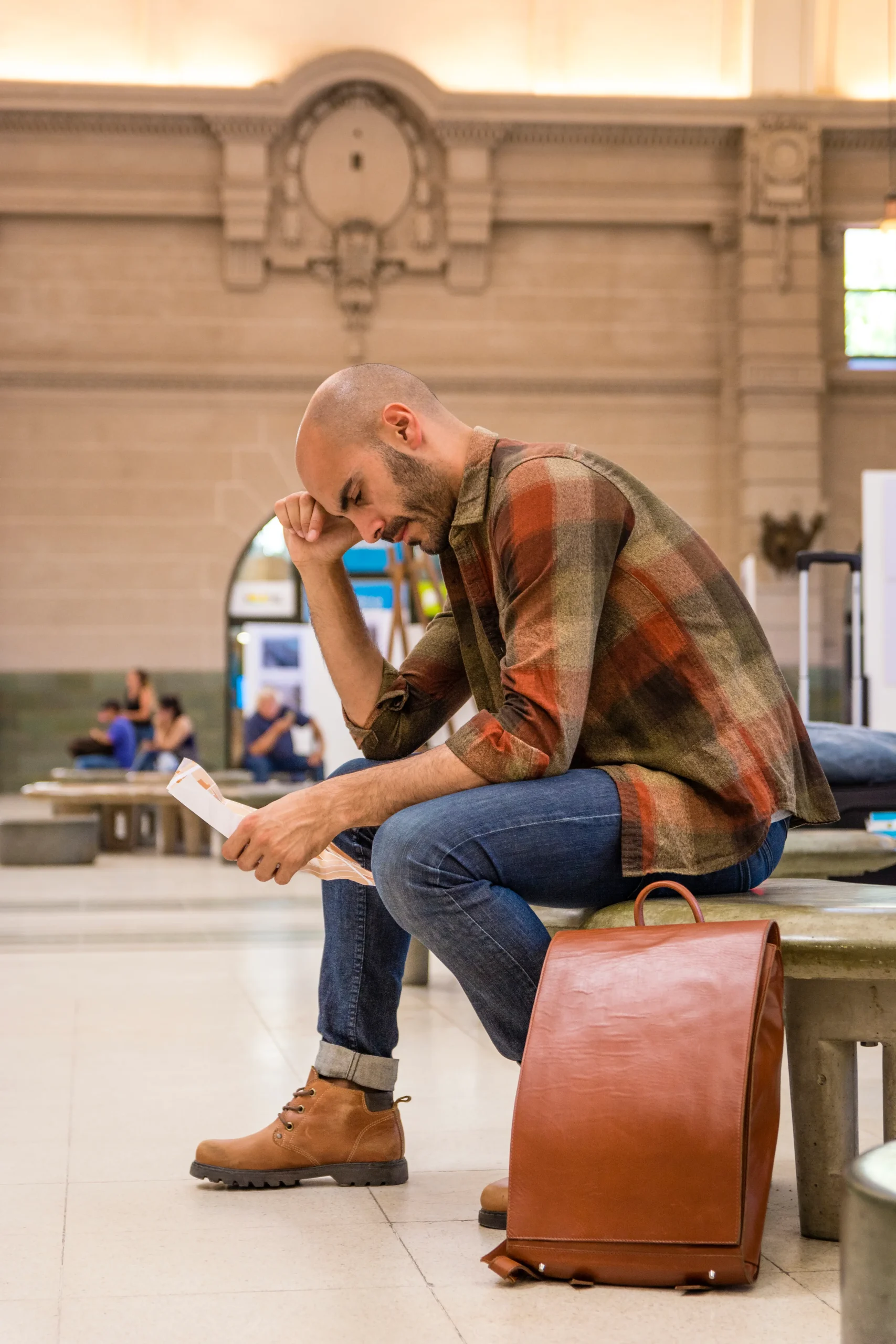 viajero preocupado en el mapa de consultoria de banco viajero preocupado en el mapa de consultoria de banco