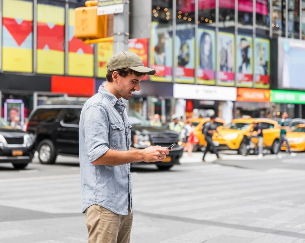 hombre feliz enviando mensajes de texto en su telefono inteligente hombre feliz enviando mensajes de texto en su telefono inteligente