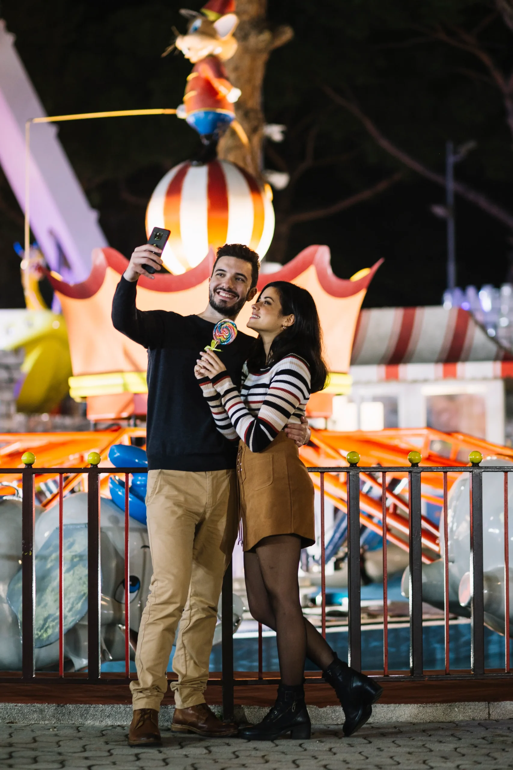 pareja haciendo un selfie en el parque de atracciones