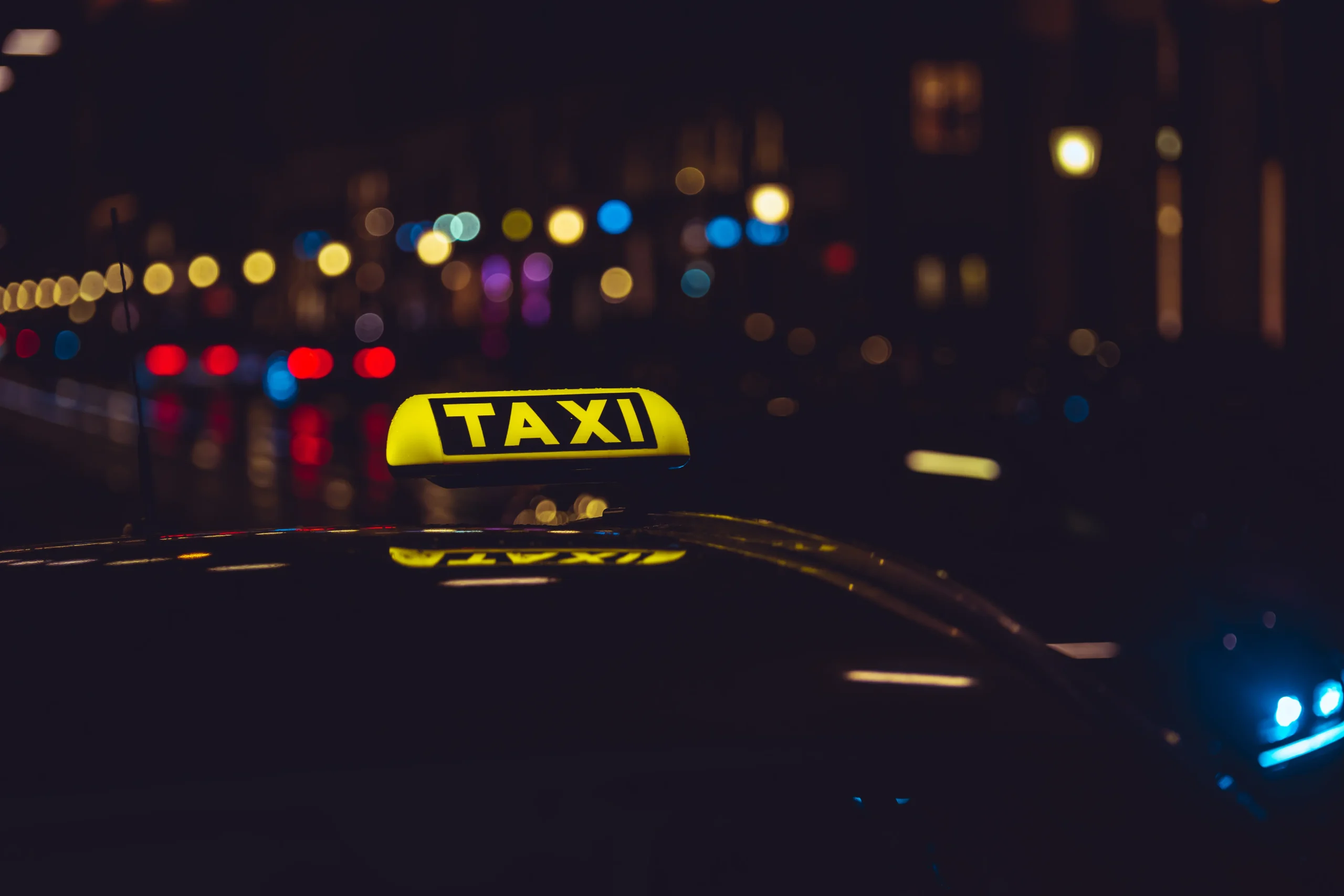 signo de taxi en coche durante la noche