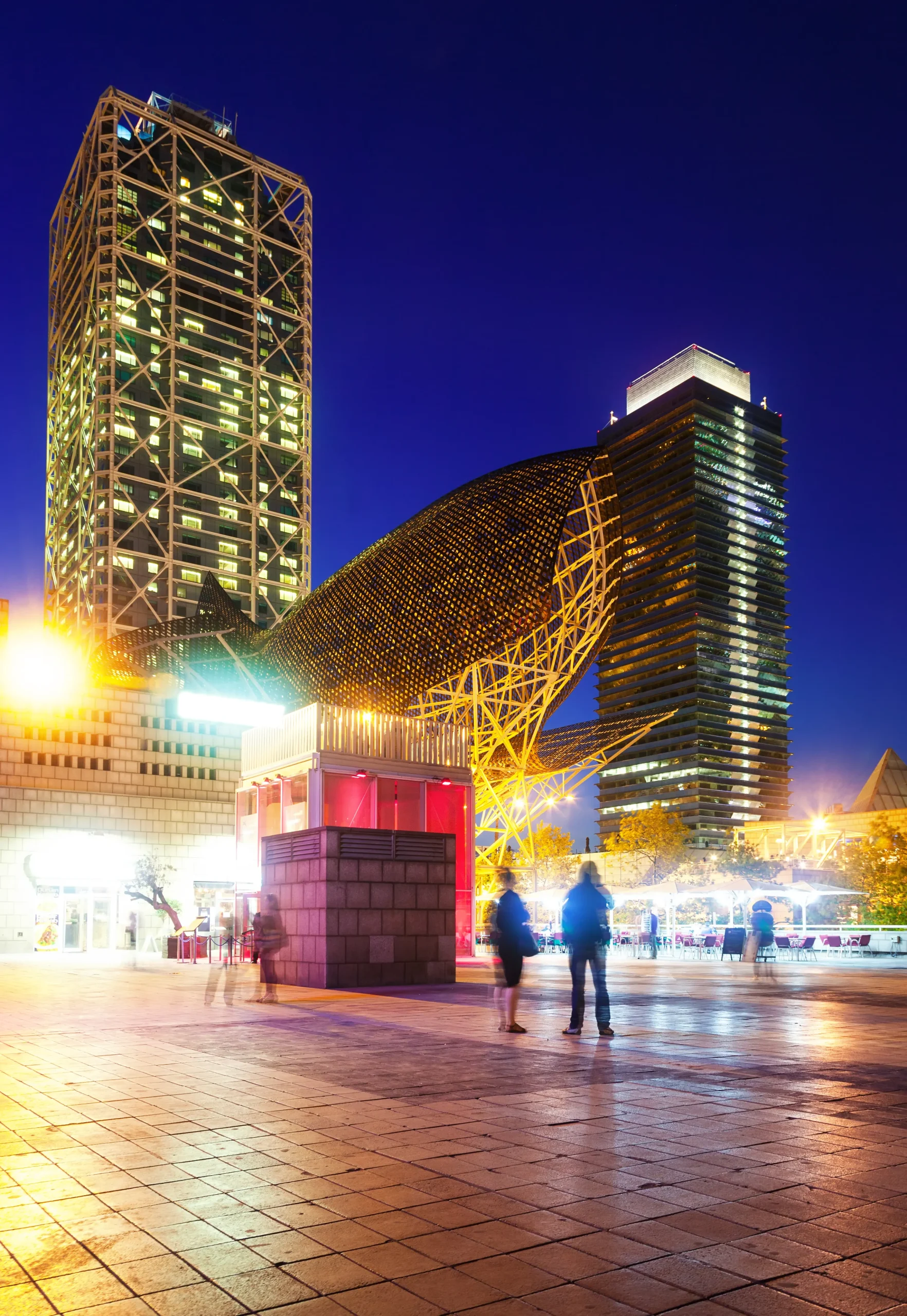 vista nocturna de rascacielos en port olimpic centro de la vida nocturna en barcelona espana