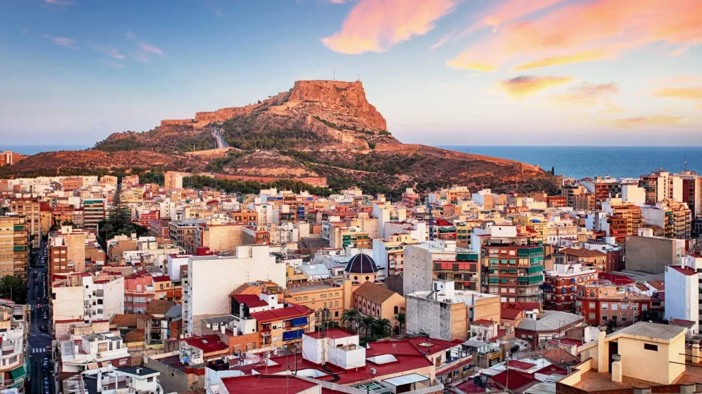 el castillo de santa ba rbara en la ciudad de alicante