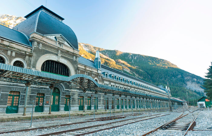 estacion de tren en espana canfranc portada