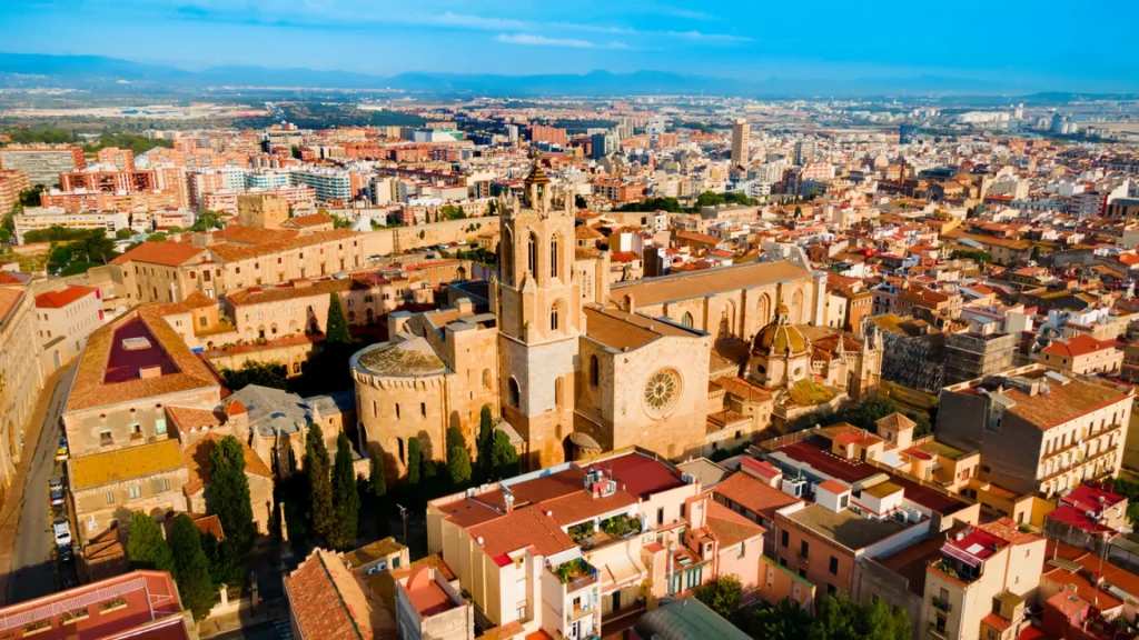 vista aerea de tarragona y su catedral vista aerea de tarragona y su catedral