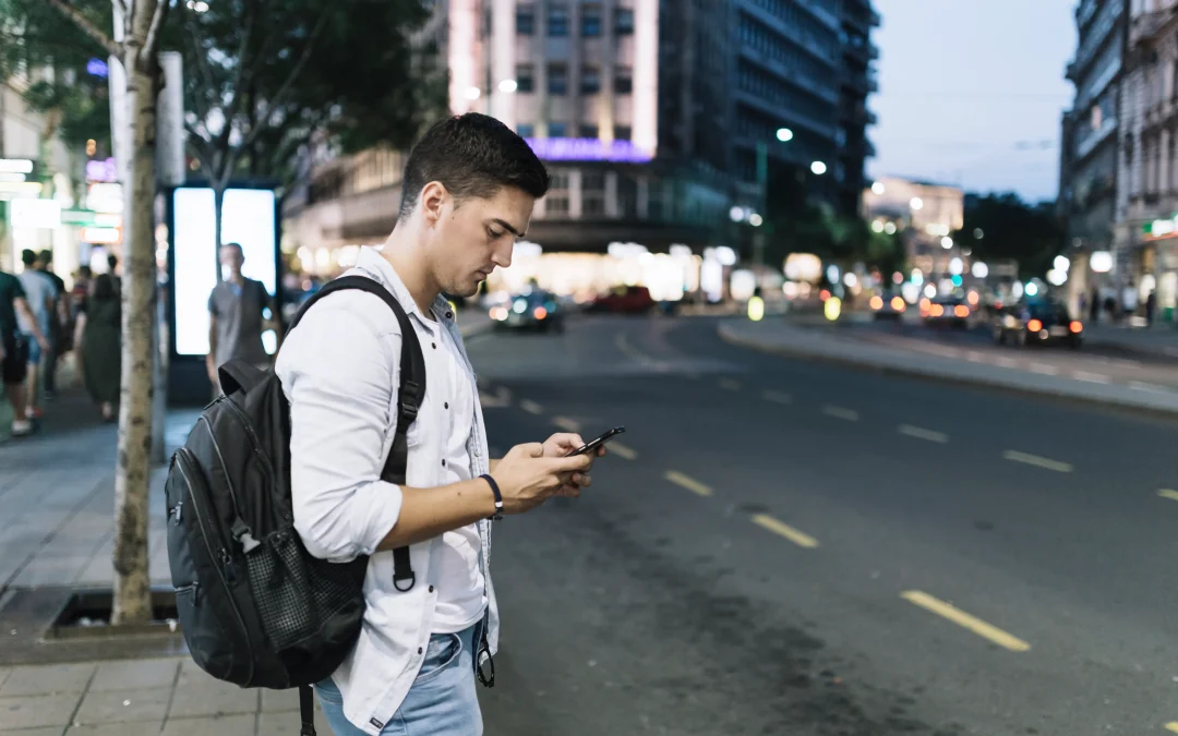 Qué factores hacen que a veces no haya coches libres (y cómo adelantarte)