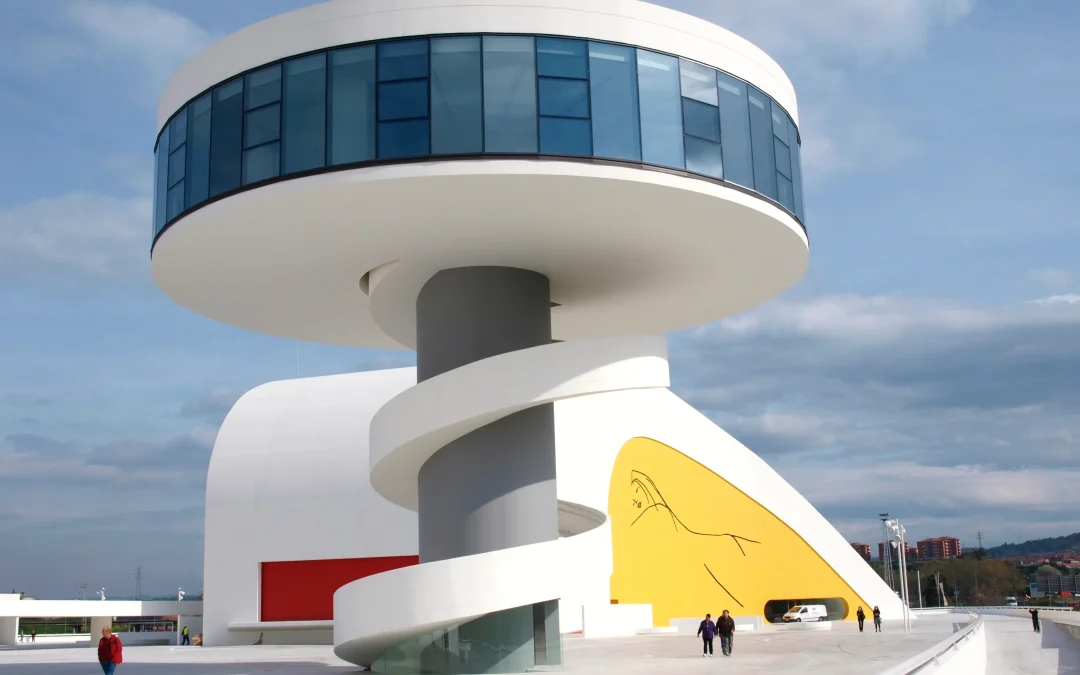 Centro Niemeyer, casco histórico y estación: cómo moverte por Avilés en un solo día