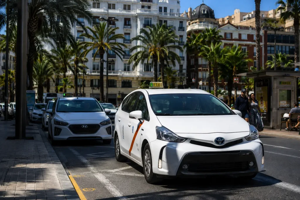 Taxis en una avenida de Alicante Taxis en una avenida de Alicante