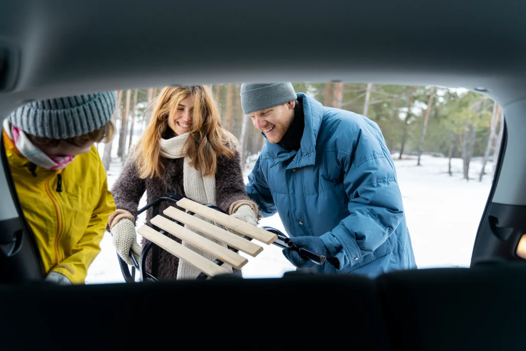 Amigos llegando a la nieve en taxi