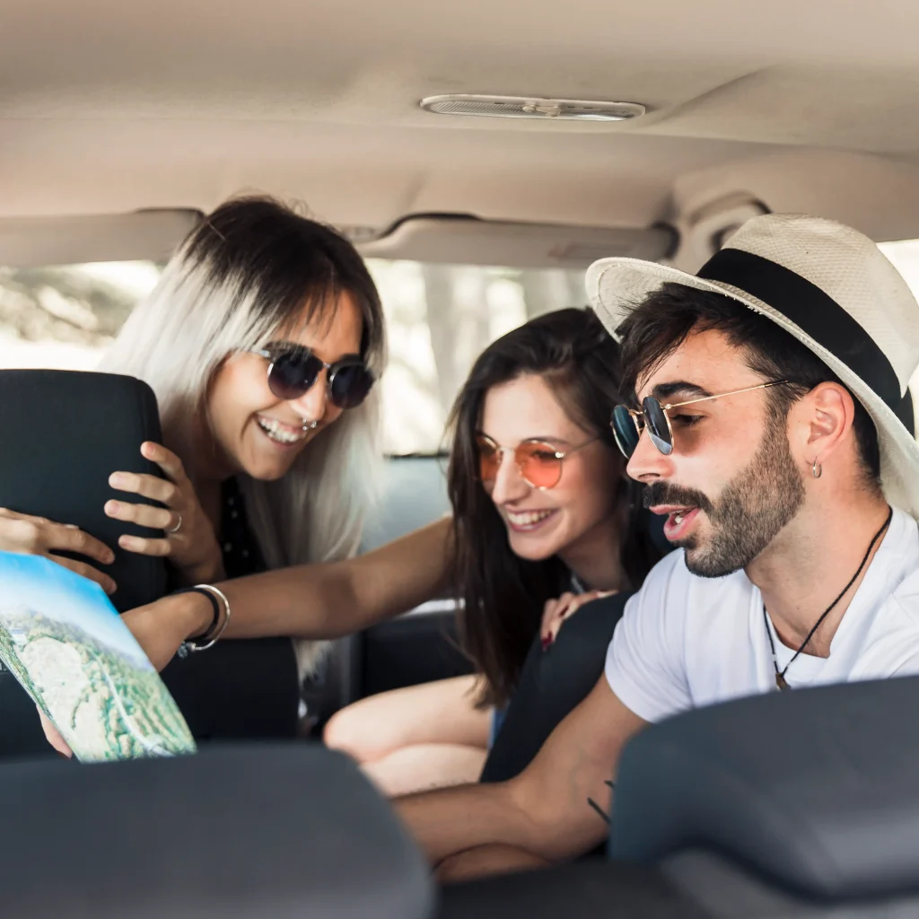 Amigos planificando su viaje