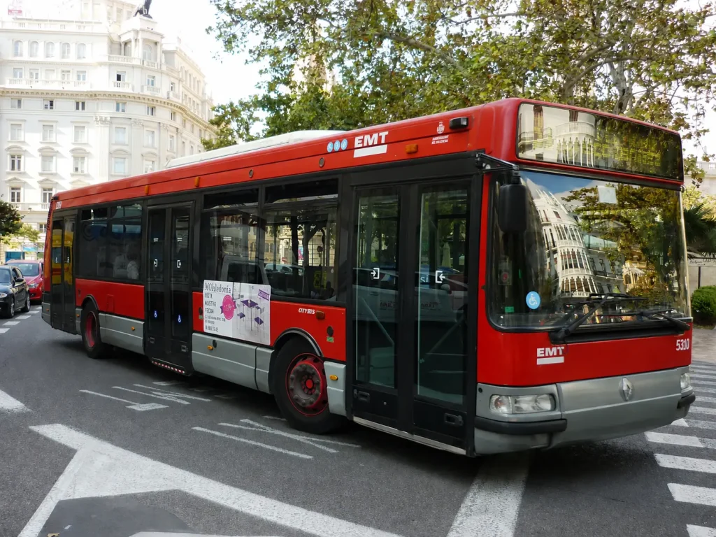Autobús circulando por valencia Autobús circulando por valencia