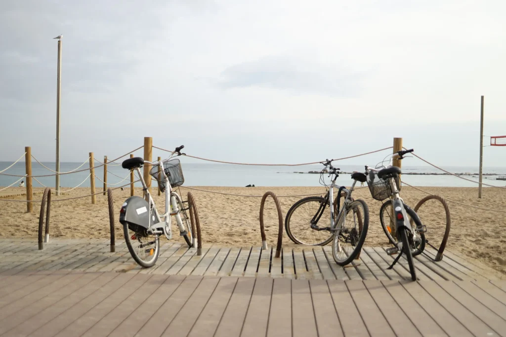 Bicicletas frente a la playa Bicicletas frente a la playa