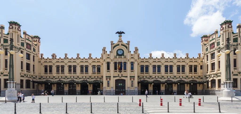 Radio Taxi Valencia 1 Fachada modernista de la Estación del Norte de Valencia vista desde la plaza, con el reloj sobre la entrada principal