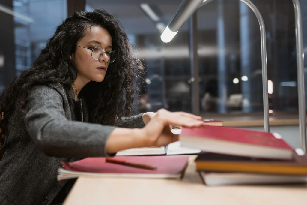 Estudiante de noche en la biblioteca