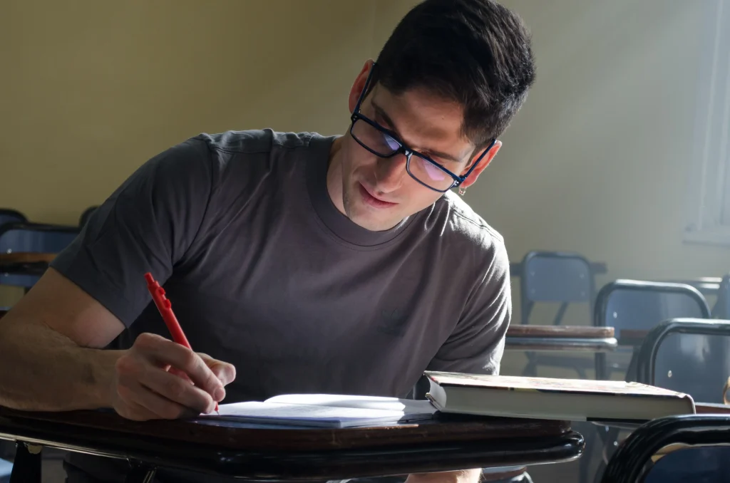 Estudiante realizando examen Estudiante realizando examen