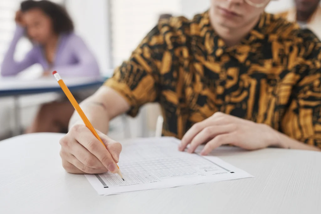 Estudiante realizando examen universitario