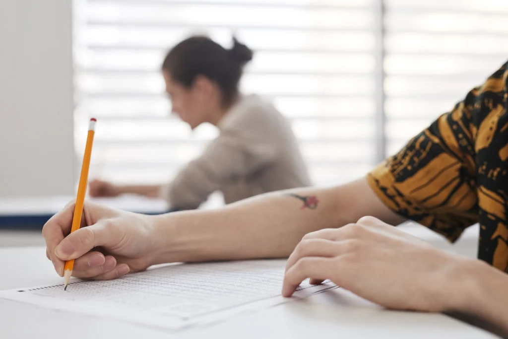 Estudiante realizando un examen universitario
