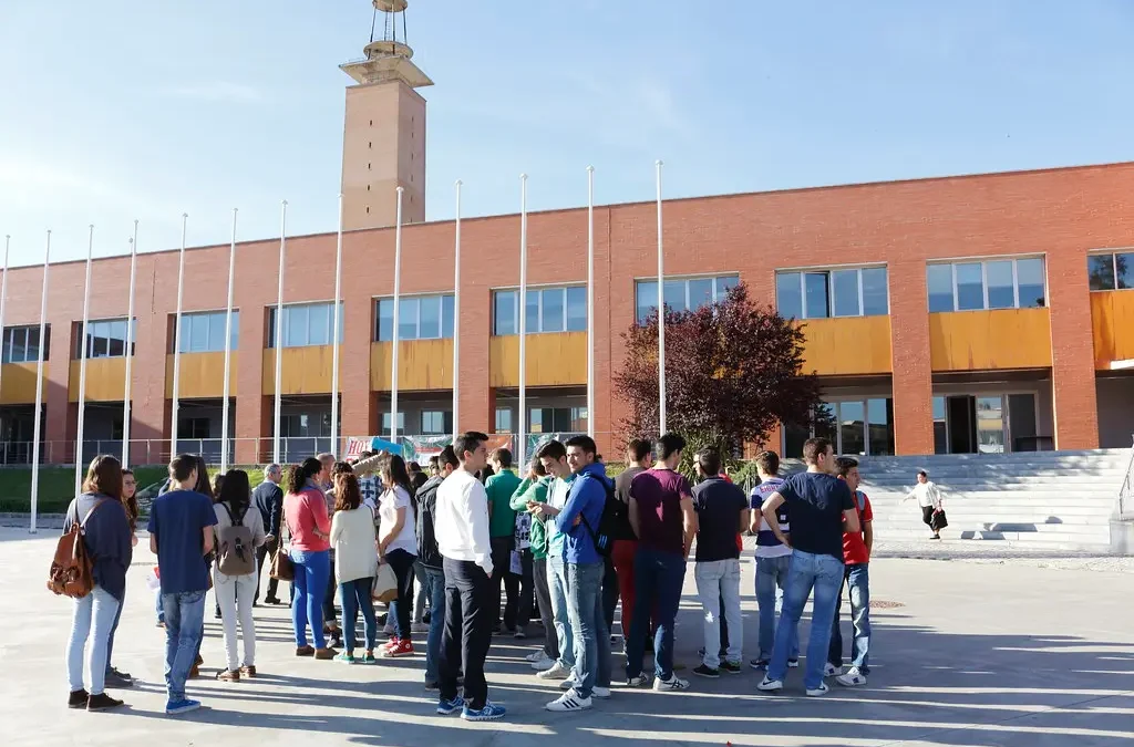 Cómo llegar a los campus universitarios de Sevilla desde estaciones y barrios