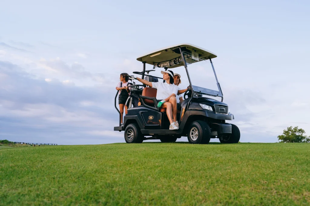 Familia en un campo de golf