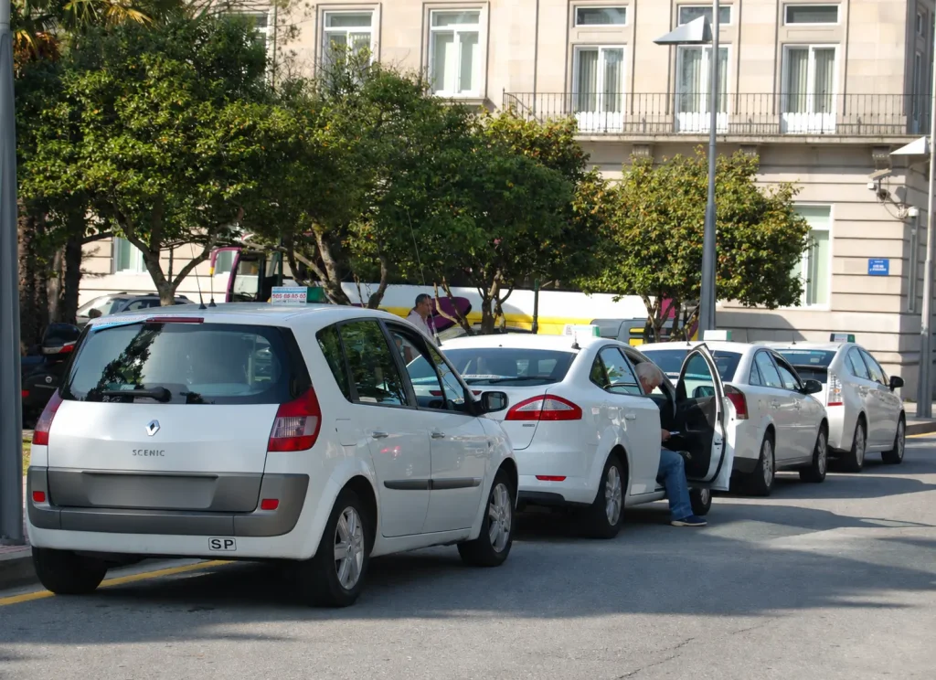 Fila de taxis en la ciudad de Pontevedra Fila de taxis en la ciudad de Pontevedra