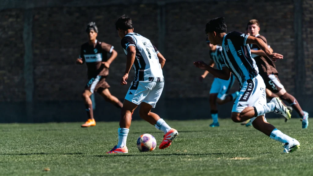 Grupo deportivo jugando a fútbol