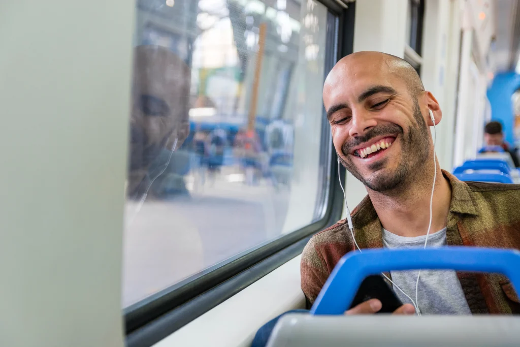 Hombre en transporte público Hombre en transporte público