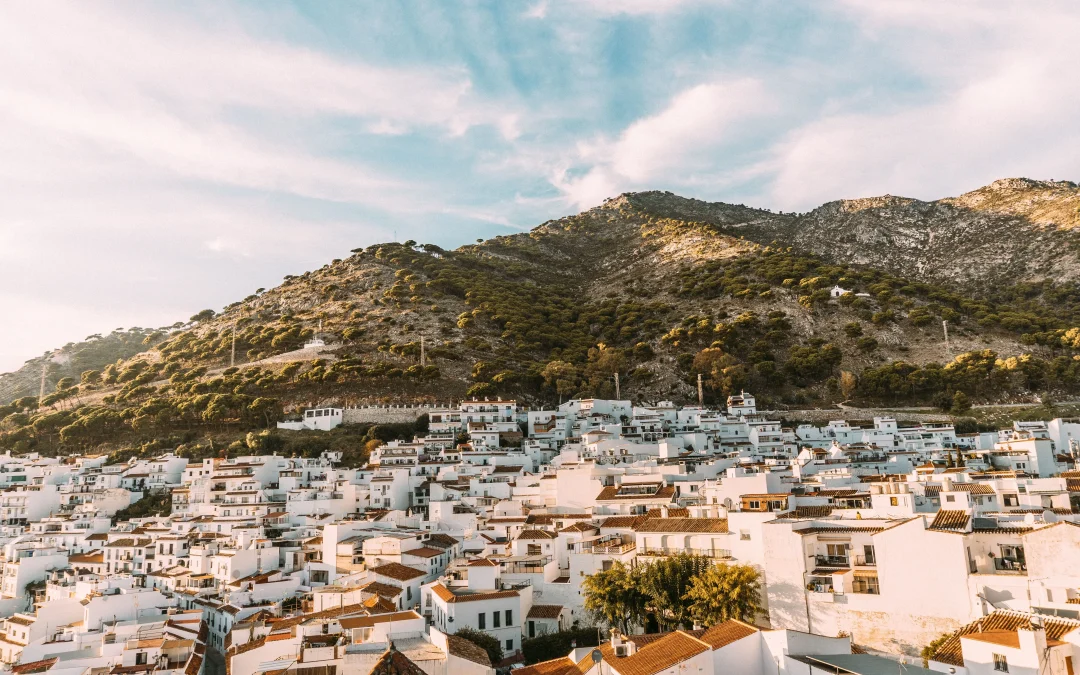 Mijas Pueblo y los núcleos costeros: cómo afrontar cuestas, distancias y accesos
